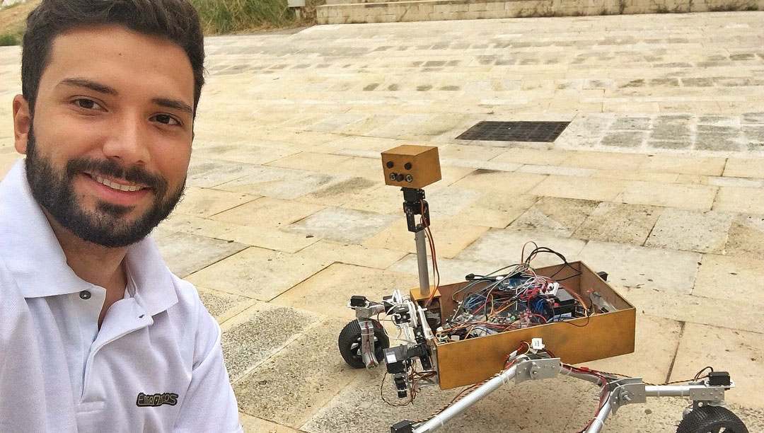 Ab&iacute;lio Diniz com prot&oacute;tipo na Fran&ccedil;a