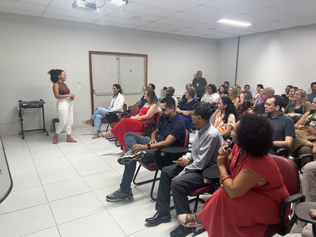 Treze novos servidores tomam posse em cerimônia na Reitoria