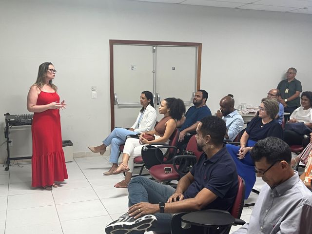 Treze novos servidores tomam posse em cerimônia na Reitoria