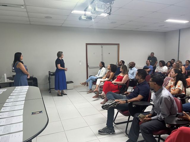 Treze novos servidores tomam posse em cerimônia na Reitoria