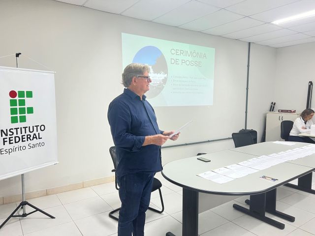 Treze novos servidores tomam posse em cerimônia na Reitoria