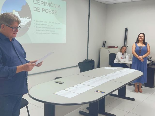 Treze novos servidores tomam posse em cerimônia na Reitoria