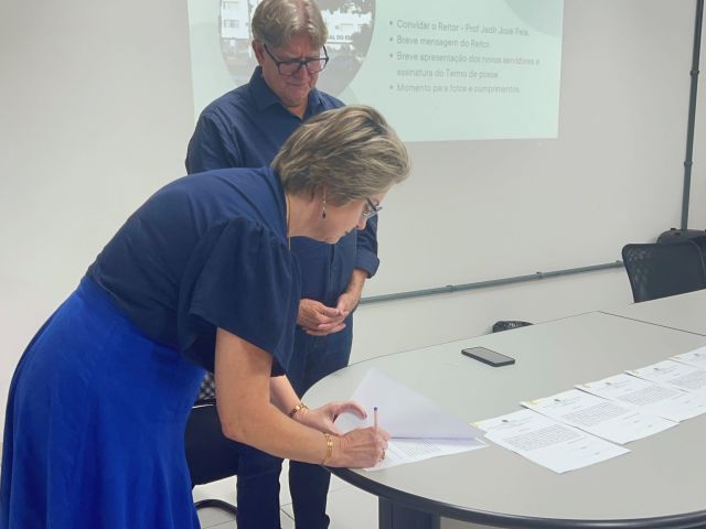 Treze novos servidores tomam posse em cerimônia na Reitoria