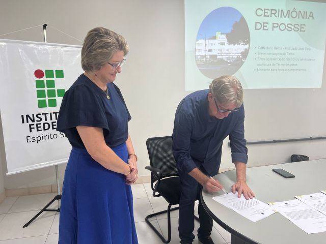 Treze novos servidores tomam posse em cerimônia na Reitoria