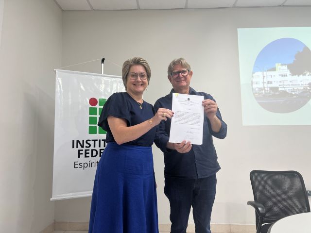 Treze novos servidores tomam posse em cerimônia na Reitoria