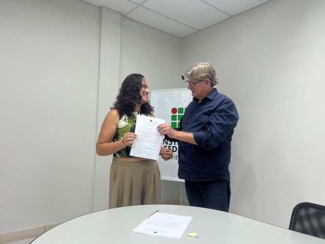 Treze novos servidores tomam posse em cerimônia na Reitoria