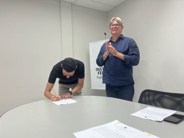 Treze novos servidores tomam posse em cerimônia na Reitoria