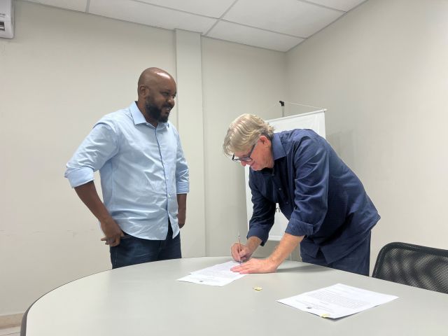 Treze novos servidores tomam posse em cerimônia na Reitoria