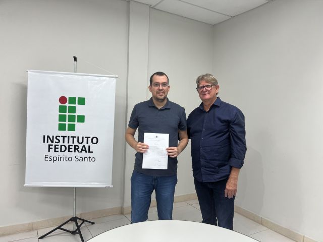 Treze novos servidores tomam posse em cerimônia na Reitoria