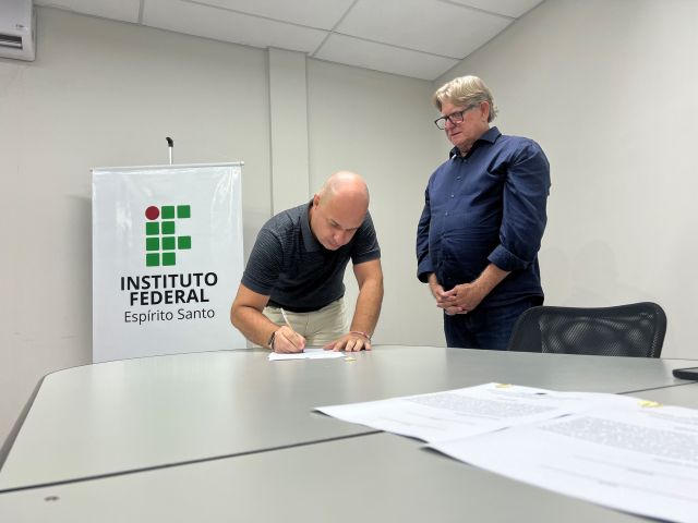 Treze novos servidores tomam posse em cerimônia na Reitoria