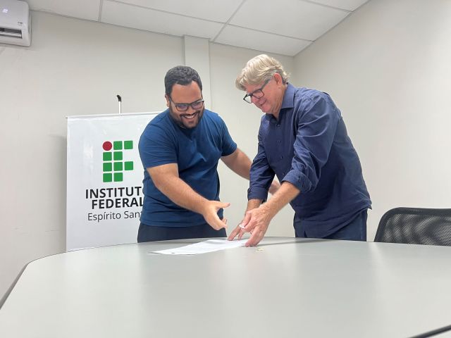 Treze novos servidores tomam posse em cerimônia na Reitoria