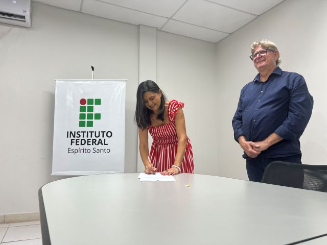 Treze novos servidores tomam posse em cerimônia na Reitoria