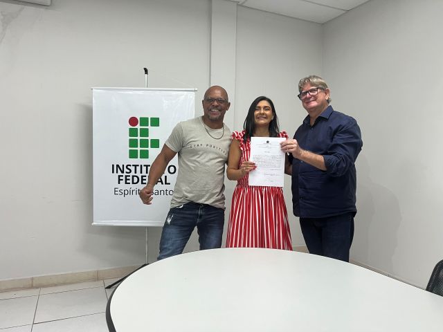 Treze novos servidores tomam posse em cerimônia na Reitoria