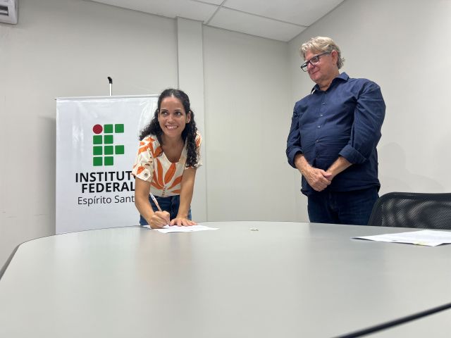 Treze novos servidores tomam posse em cerimônia na Reitoria