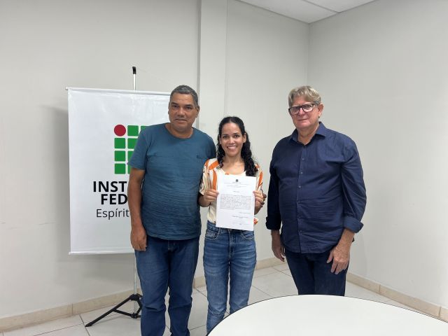 Treze novos servidores tomam posse em cerimônia na Reitoria