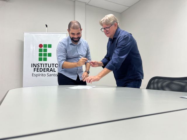 Treze novos servidores tomam posse em cerimônia na Reitoria