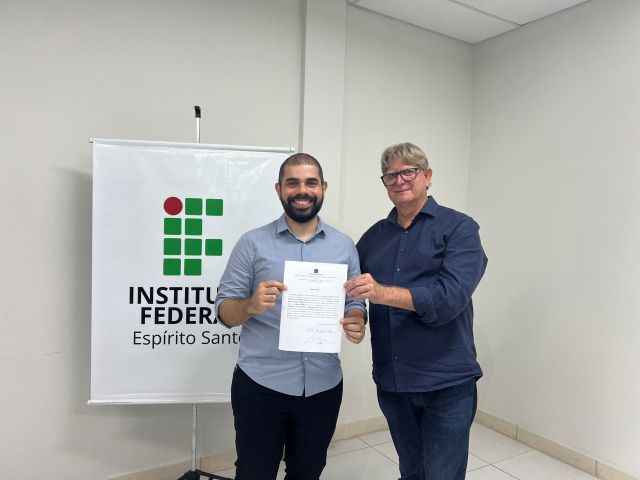 Treze novos servidores tomam posse em cerimônia na Reitoria