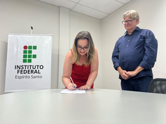 Treze novos servidores tomam posse em cerimônia na Reitoria