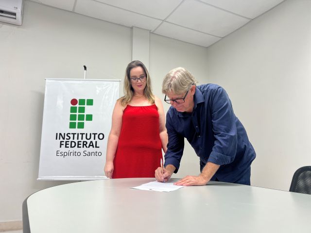 Treze novos servidores tomam posse em cerimônia na Reitoria