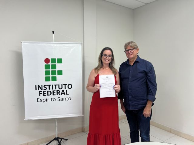 Treze novos servidores tomam posse em cerimônia na Reitoria