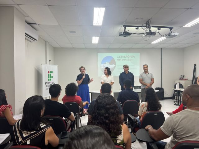 Treze novos servidores tomam posse em cerimônia na Reitoria