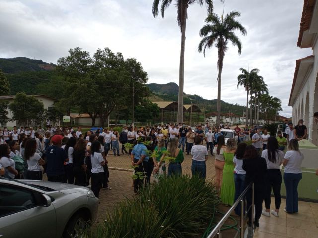 Unidades do Ifes realizam atos em solidariedade às vítimas dos ataques em escolas de Aracruz