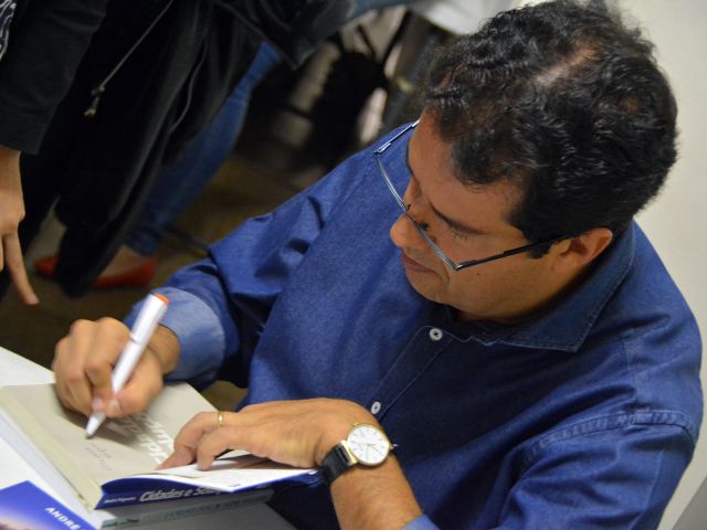 Jornalista André Trigueiro lança livro no Campus Vitória